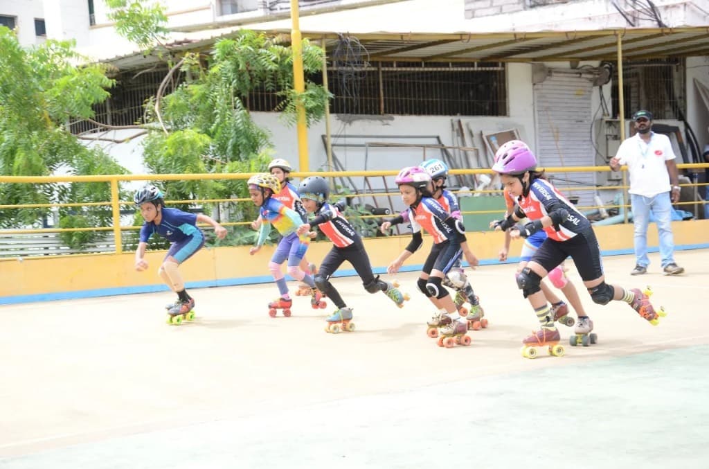 Universal Skating Academy students practicing in batch formation